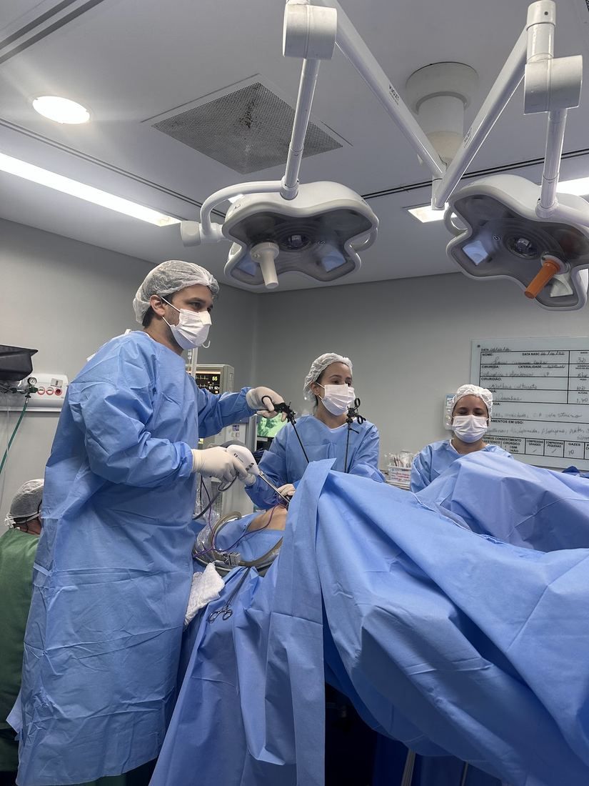 Dr. Mateus Colturato em cirurgia oncológica pélvica