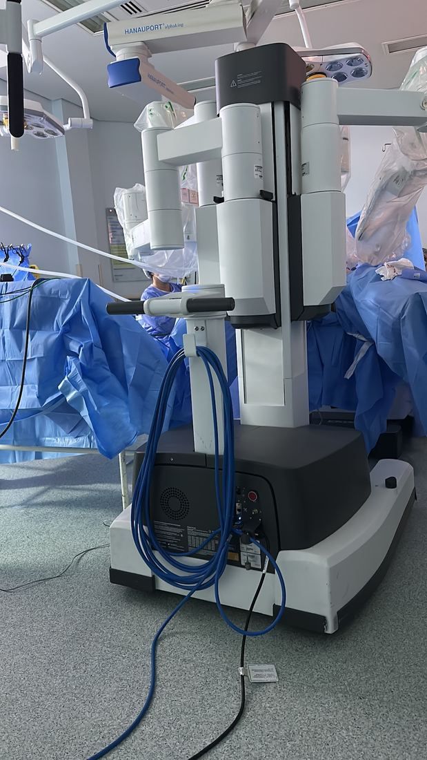 Plataforma robótica Da Vinci usada pelo Dr. Mateus Colturato