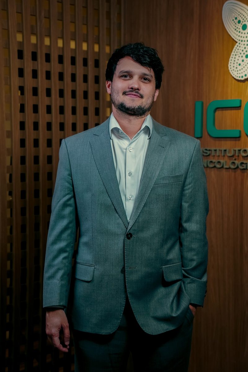 Dr. Mateus Colturato de terno, no ICOA em São José do Rio Preto