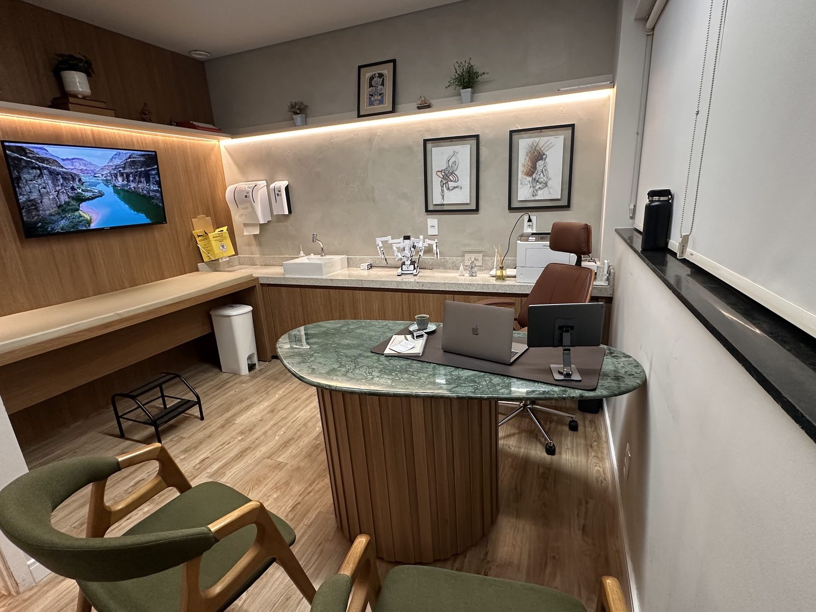 Consultório do Dr. Mateus Colturato no ICOA, em São José do Rio Preto, onde começa a avaliação