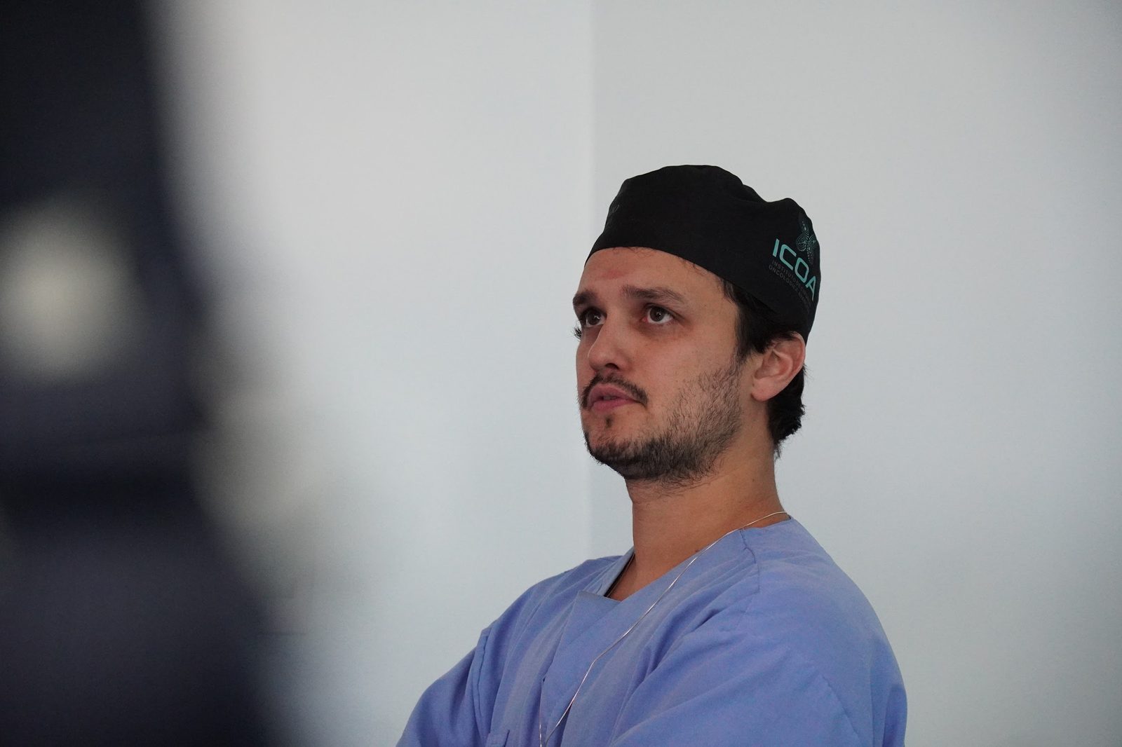 Dr. Mateus Colturato, de touca do ICOA, acompanhando exames em São José do Rio Preto